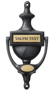 Dörrkläpp i borstad och svartlackad mässing. Gravering ingår.