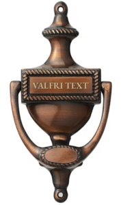 Dörrkläpp i oxiderad mässing. Gravering ingår.