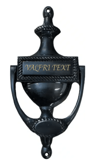 Dörrkläpp i svartlackad mässing. Gravering ingår.