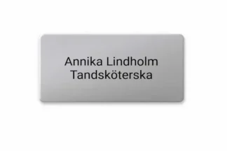 Rektangulär namnbricka med runda hörn i förnicklad mässing med militärklämma