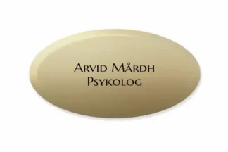 Namnbricka i guldfärgad aluminium. Oval med svart text 60 x 34 mm