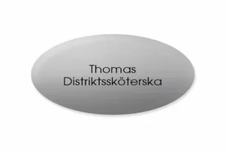 Namnbricka i förnicklad mässing. Oval med svart text 59 x 34 mm