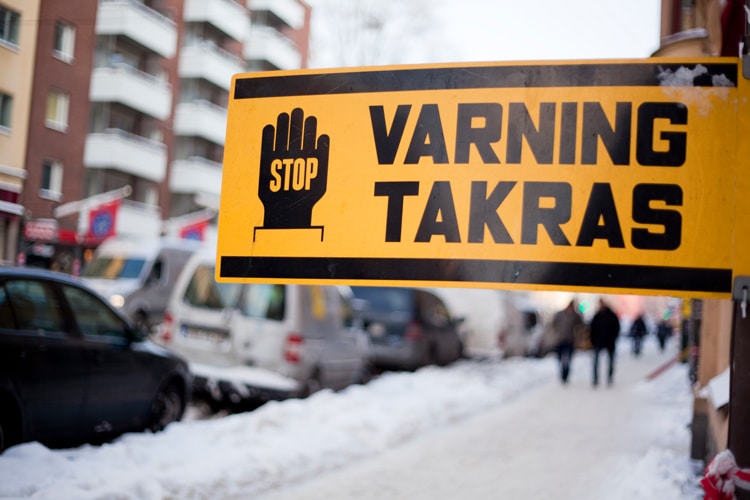 Skylt varning för takras