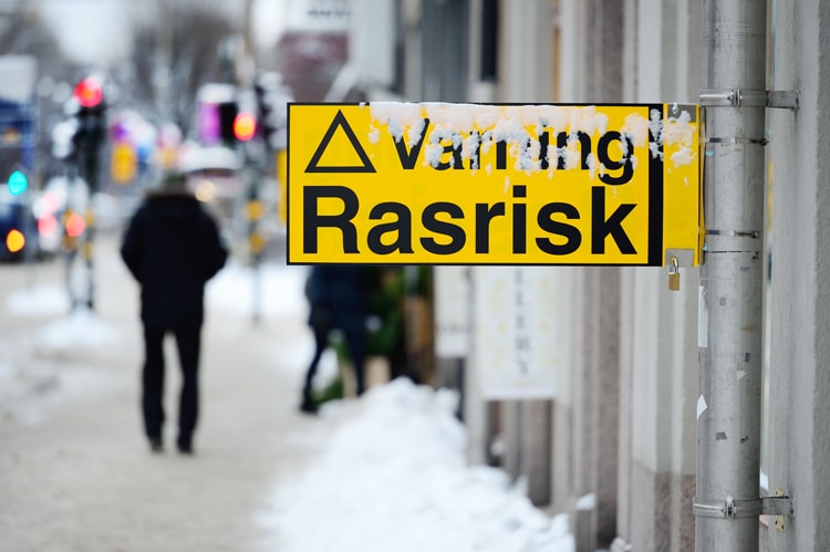 Skylt varning risk för is, snö, halka och ras