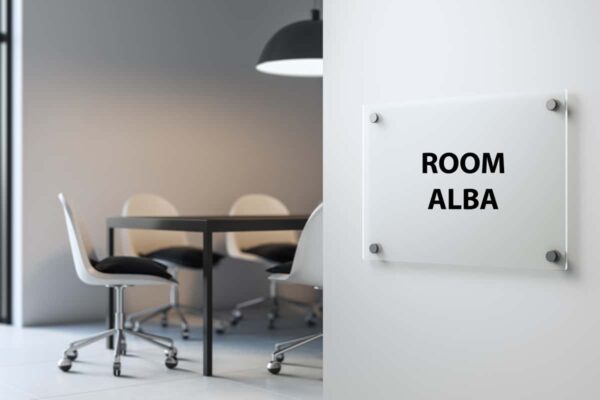 Kontorsskylt mötesrum plast med svart text