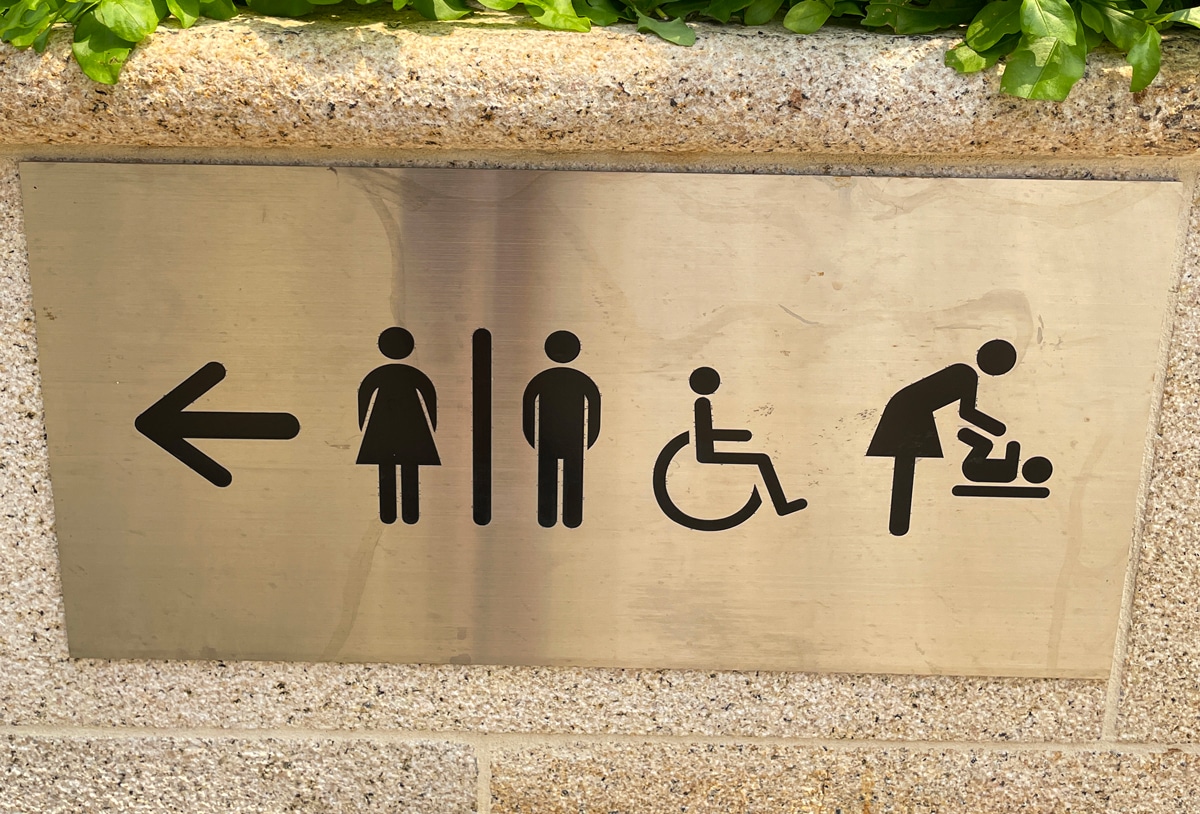 Hämvisningsskylt wc skötrum aluminium Skyltdax 