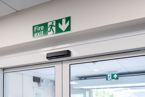 Nödutgångsskyltar grön med vit symbol