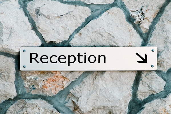 Hänvisningsskylt i rostfritt stål med pil Skyltdax