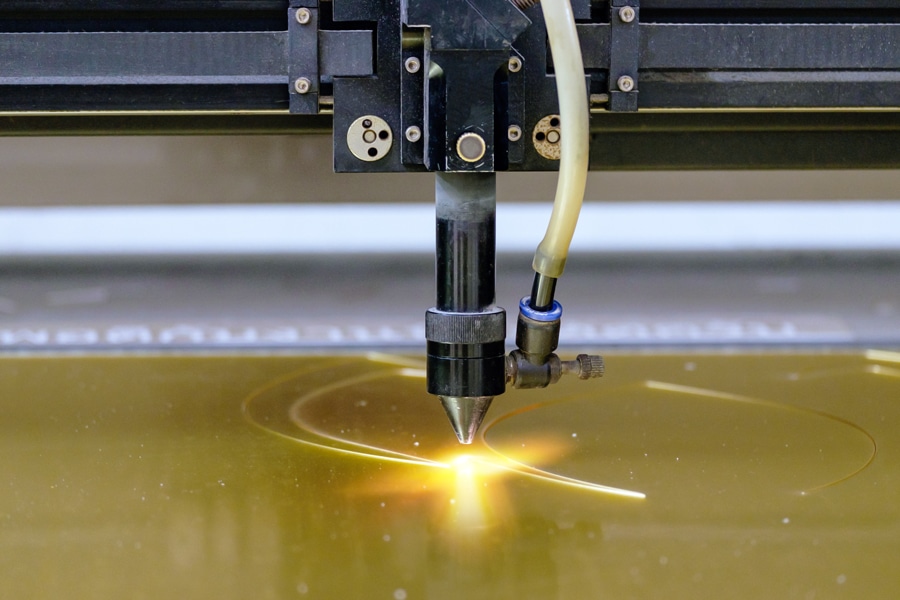 Lasergravyr på mässingsskylt i gravyrverkstad