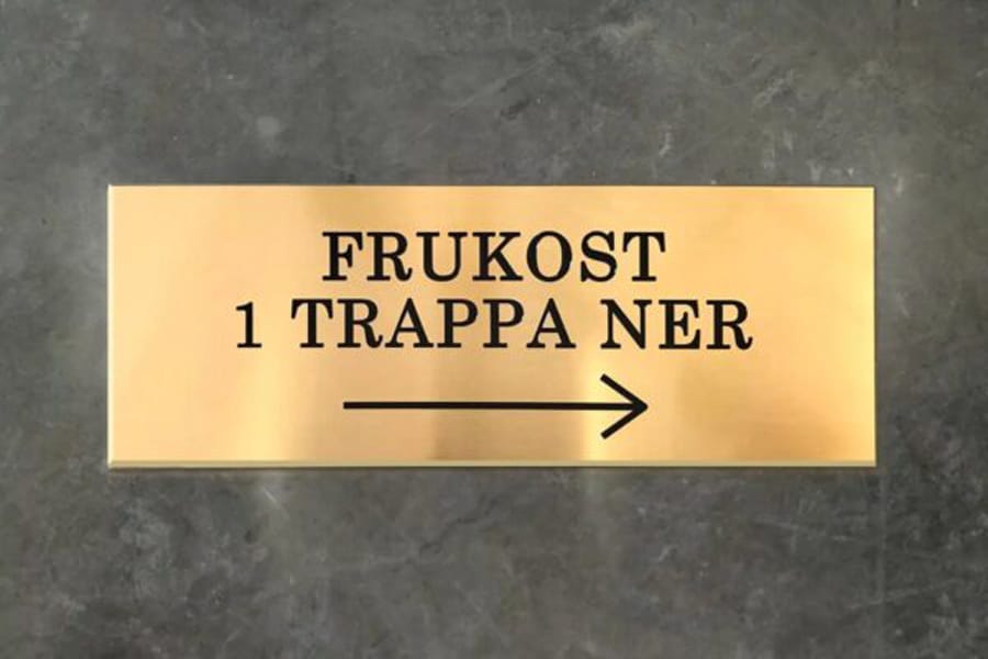 Dörrskylt i blank mässing med graverad text