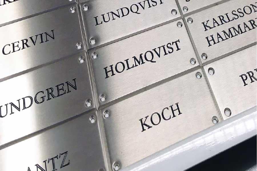 Bostadsrättsskyltar Förnicklade mässingsskyltar med namn på fastighet