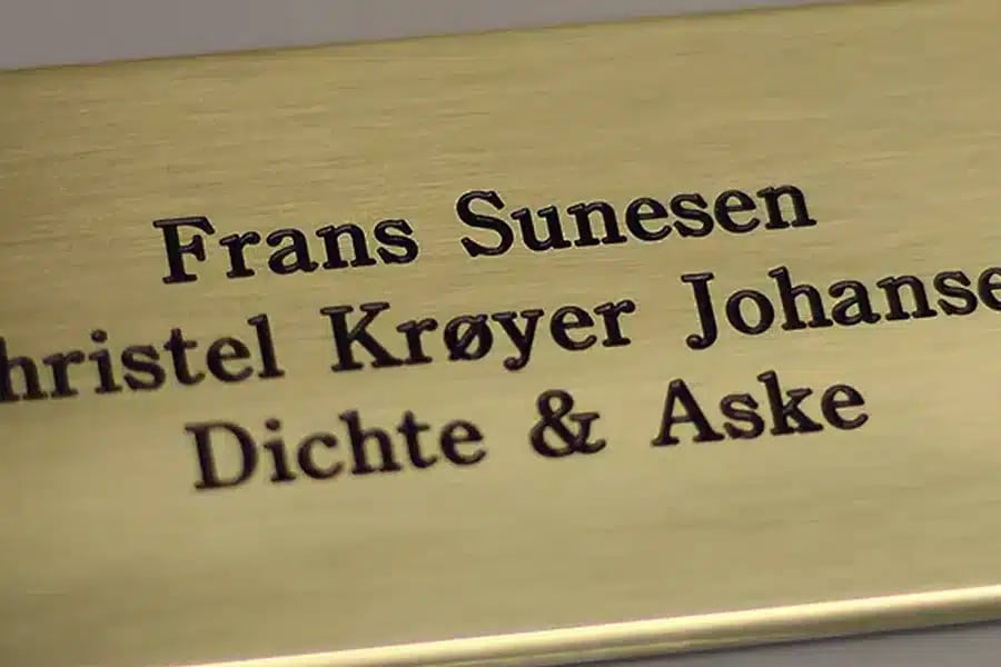 Skötsel av mässingsskylt med gravyr
