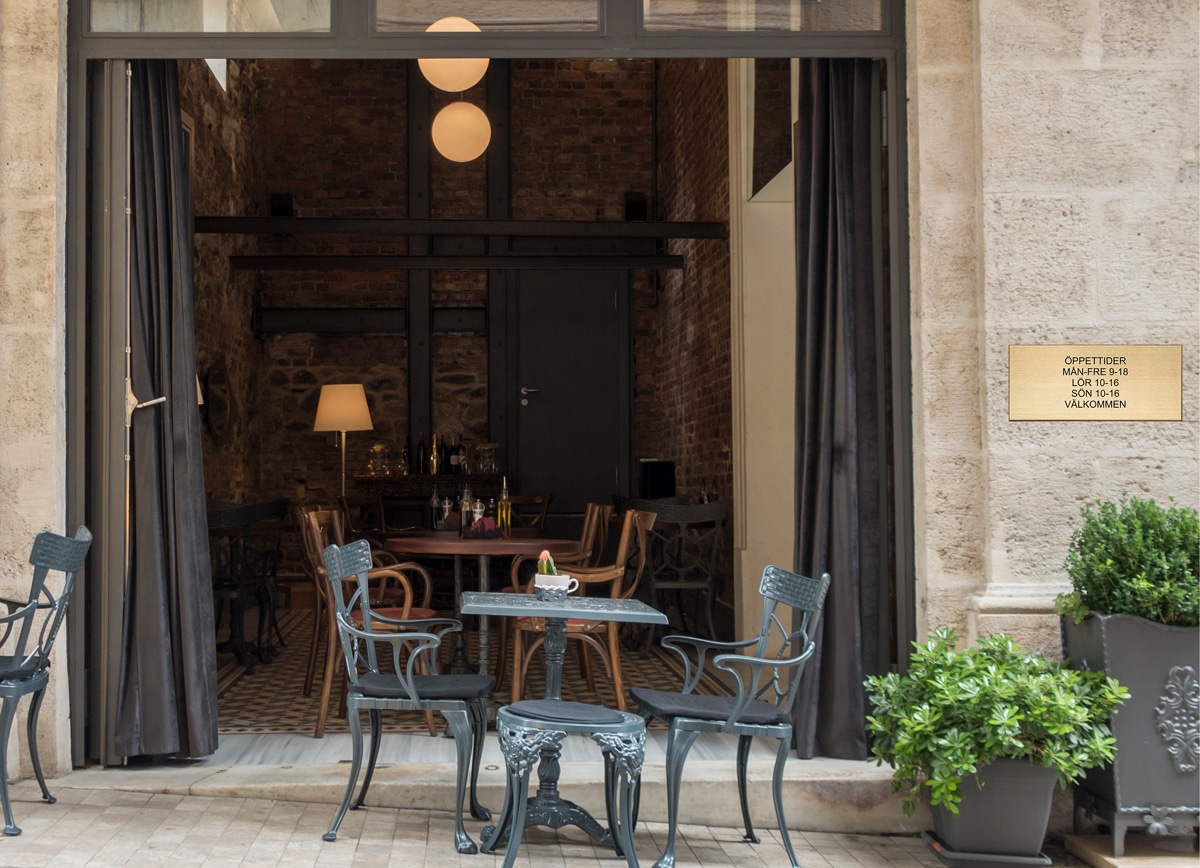 Öppettider skylt utanför restaurang