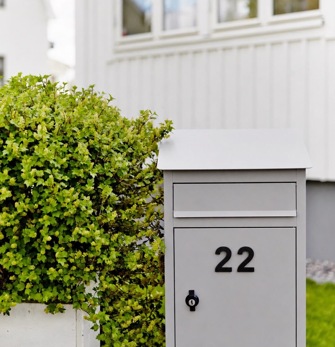 Brevlåda med självhäftande husnummer i rostfritt stål